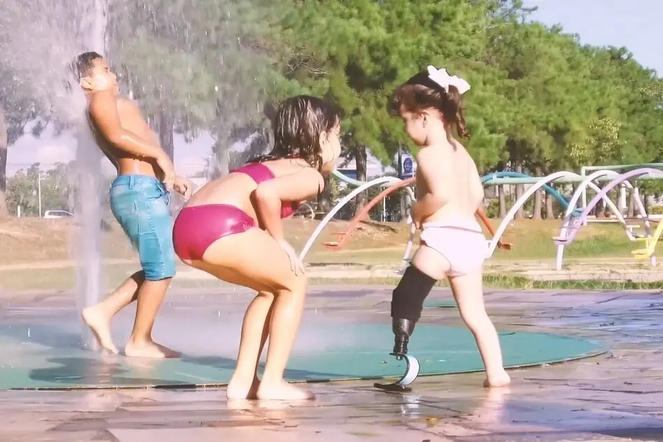 maria-clara-brincando-com-outras-crianças