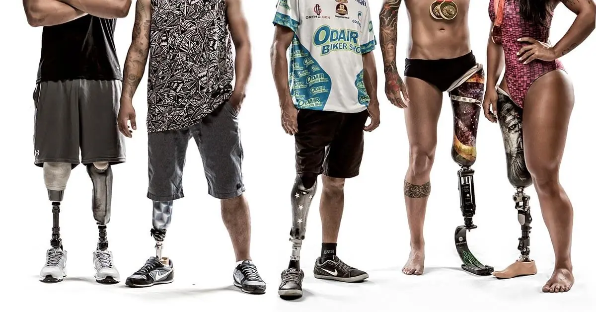 5 paratletas, cada um representando um tipo de amputação diferente: bilateral, transtibial, desarticulação de joelho, membro superior.