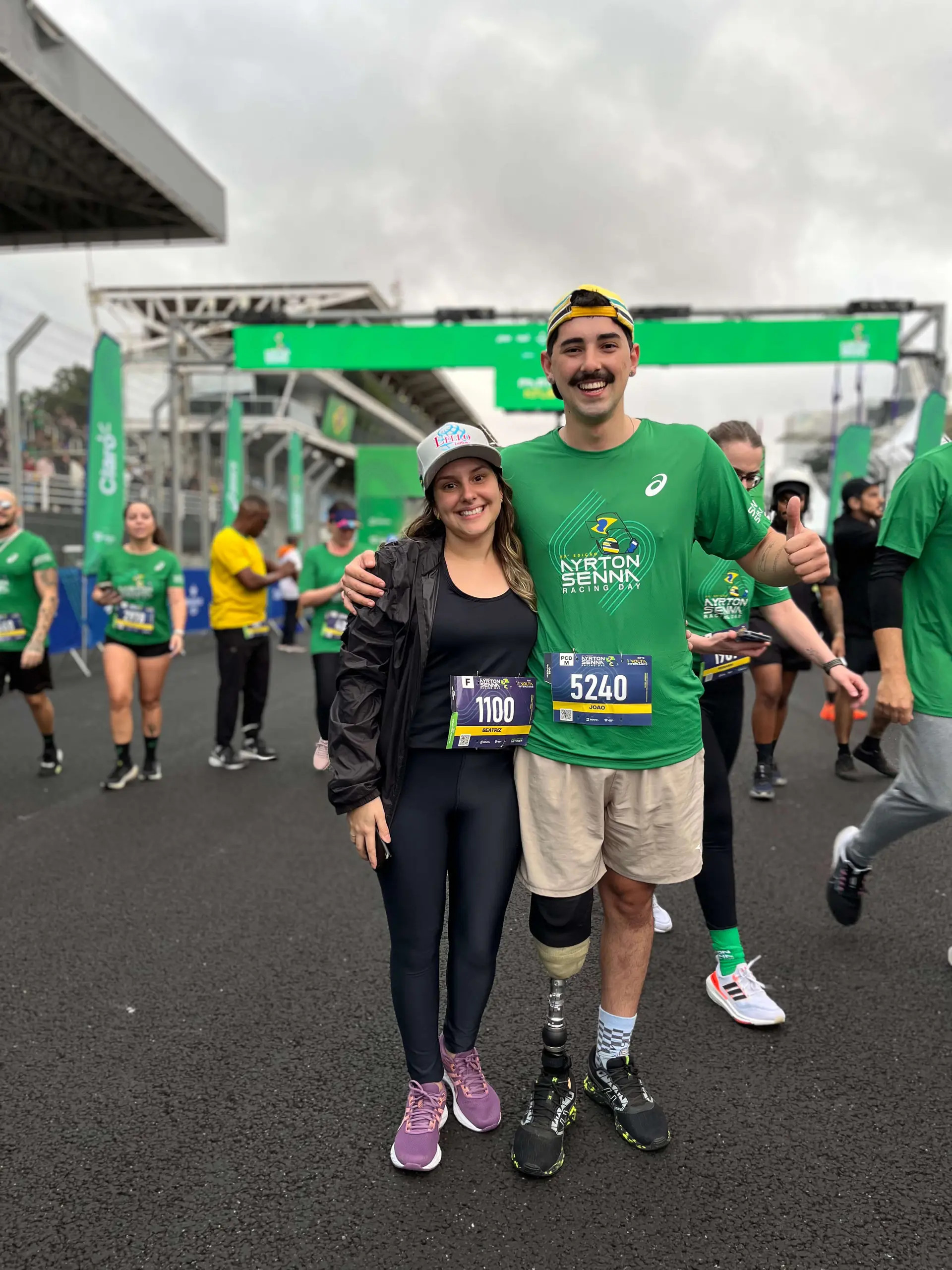Paciente da Conforpés com prótese de perna abaixo do joelho, com número de peito, numa corrida de rua
