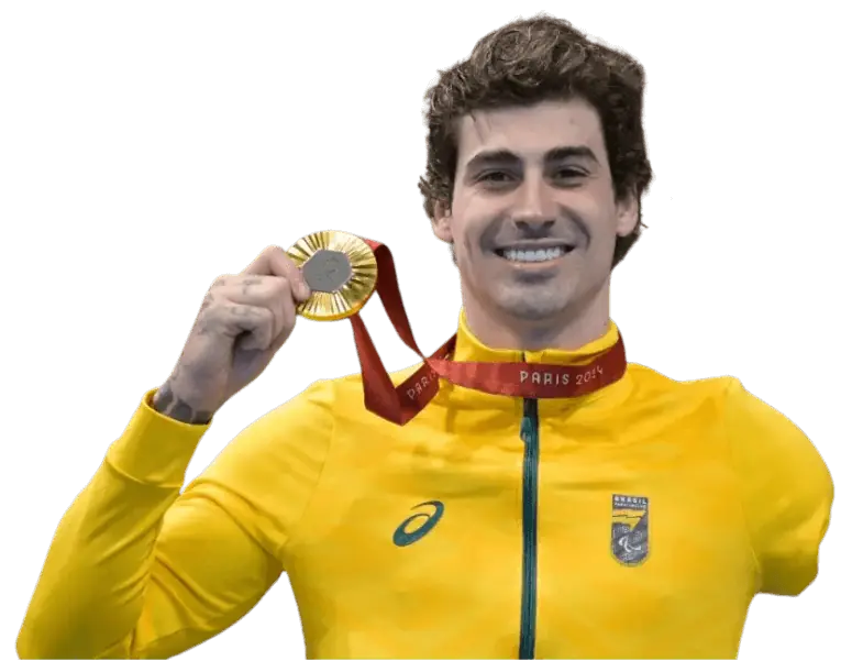 Talisson Glock mostra a medalha dos Jogos Paralímpicos de Paris