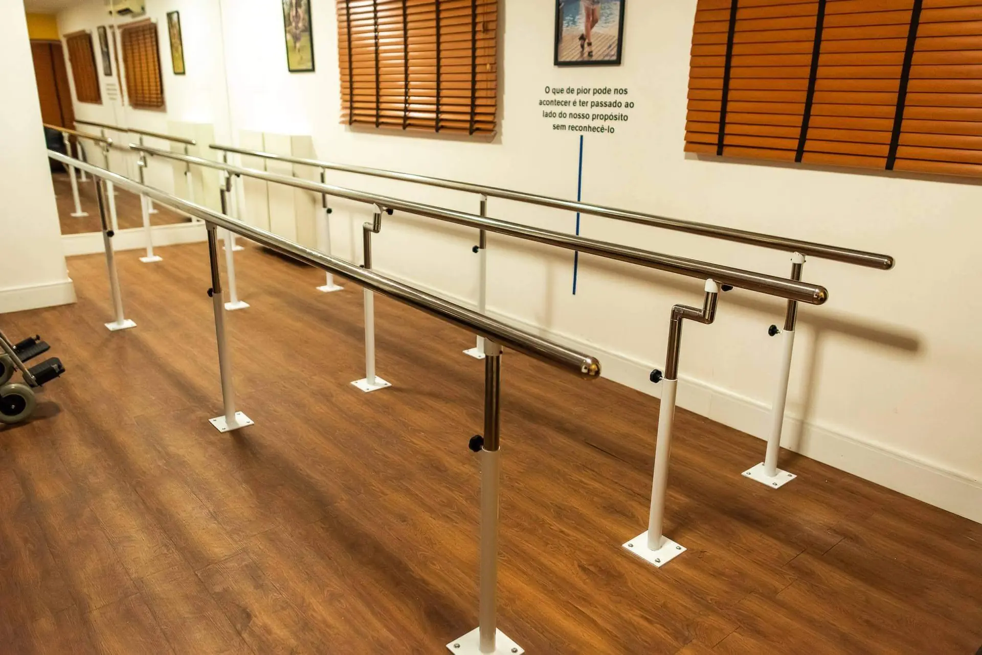 Barras paralelas da sala de reabilitação da Conforpés