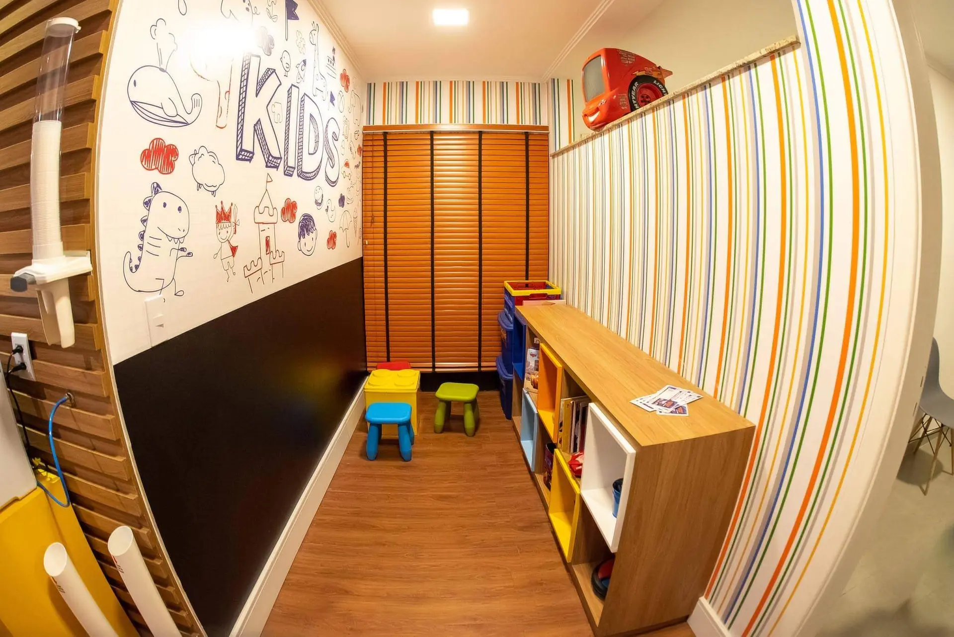 Espaço infantil da clínica da Conforpés, com brinquedos e piso de madeira