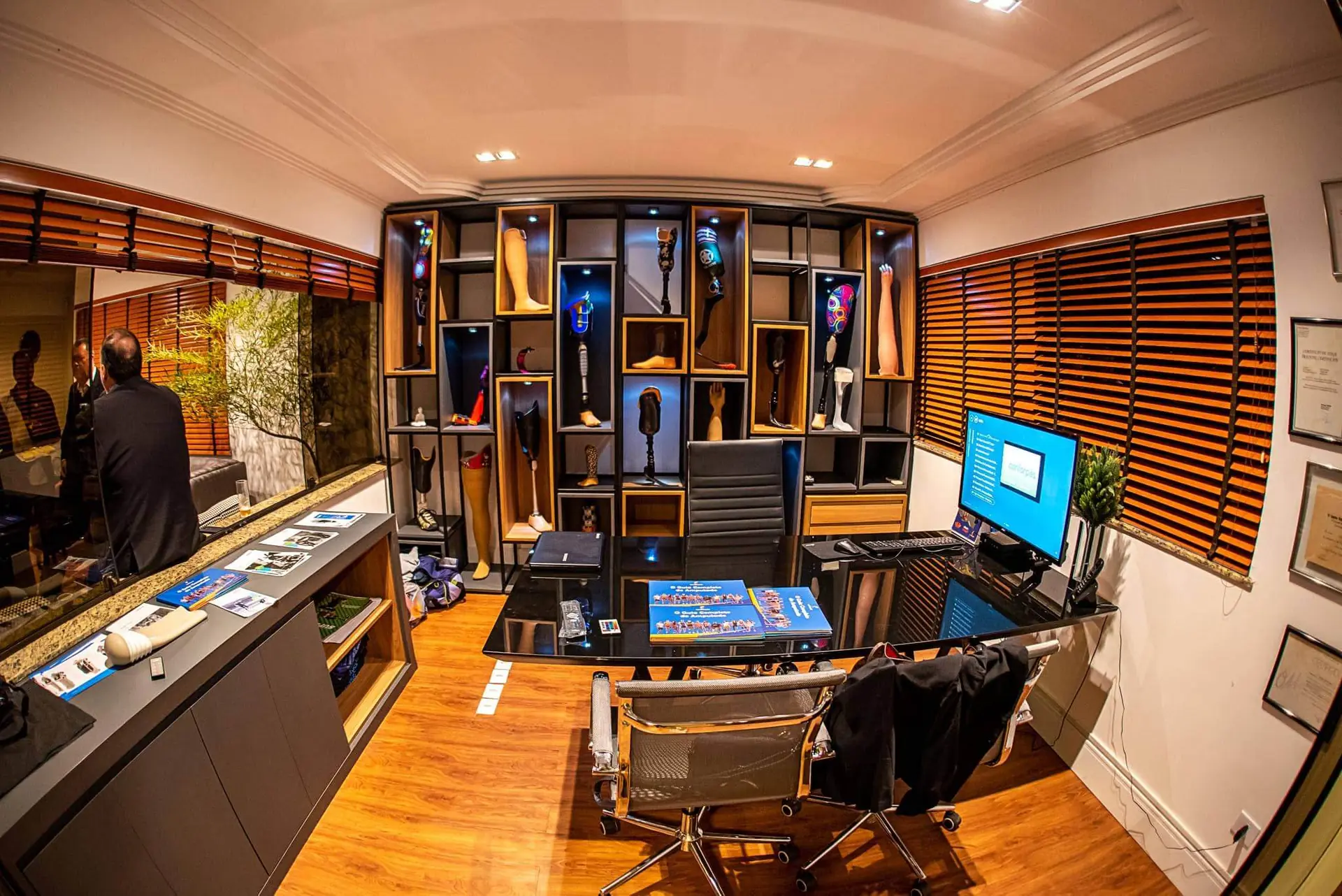 Sala de avaliação da Conforpés, com vitrine de componentes de prótese