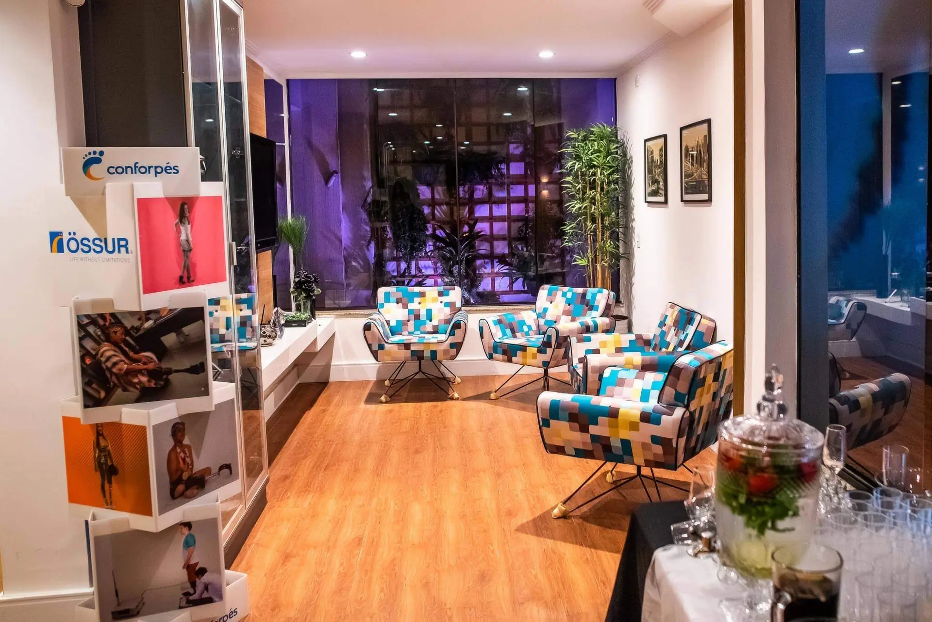 Sala de espera da Conforpés em Sorocaba, com mural colorido