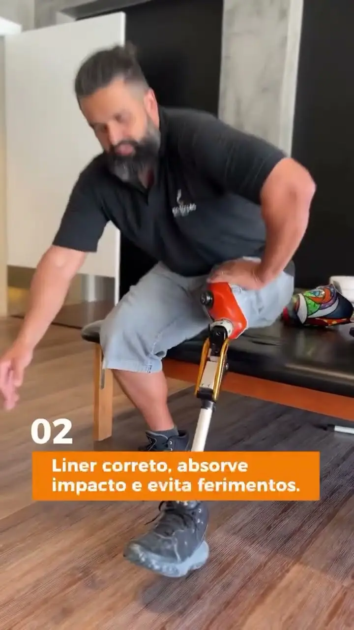 Usuário de prótese explicando o uso do liner