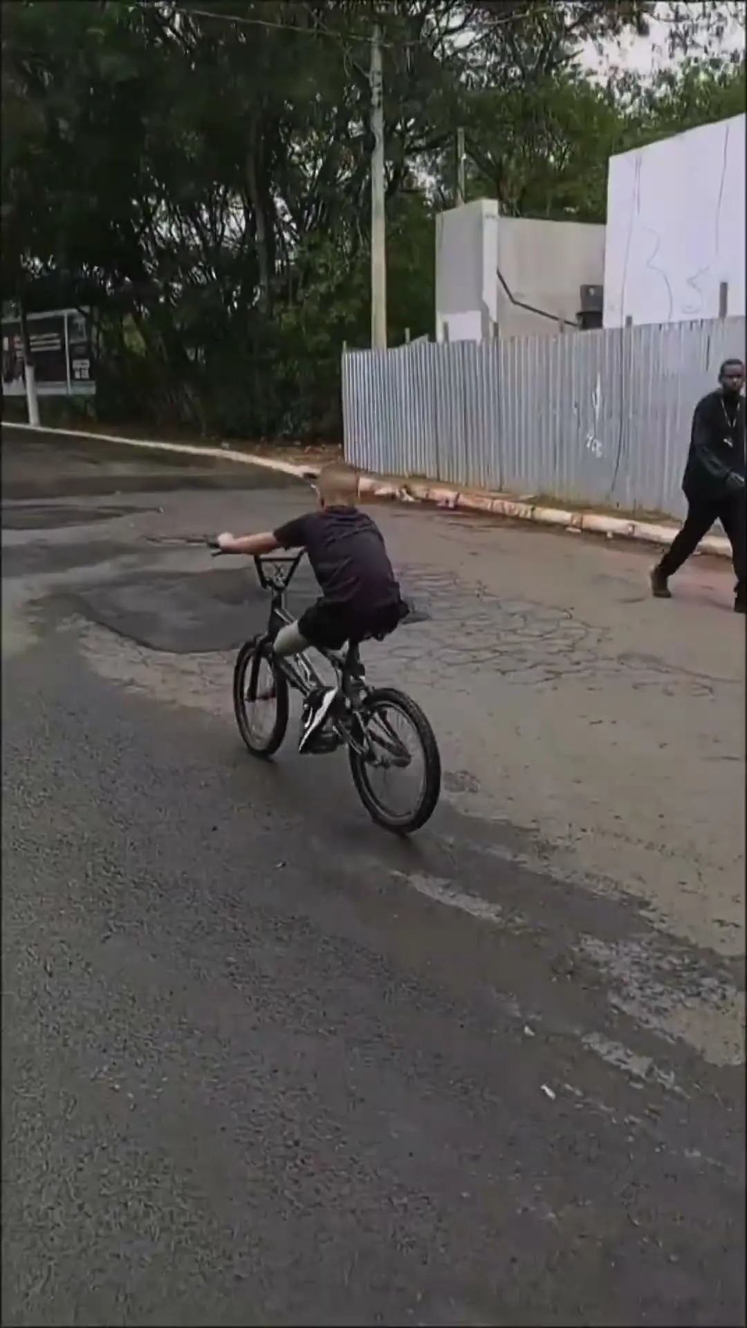 Theo, criança, andando de bicicleta com a prótese