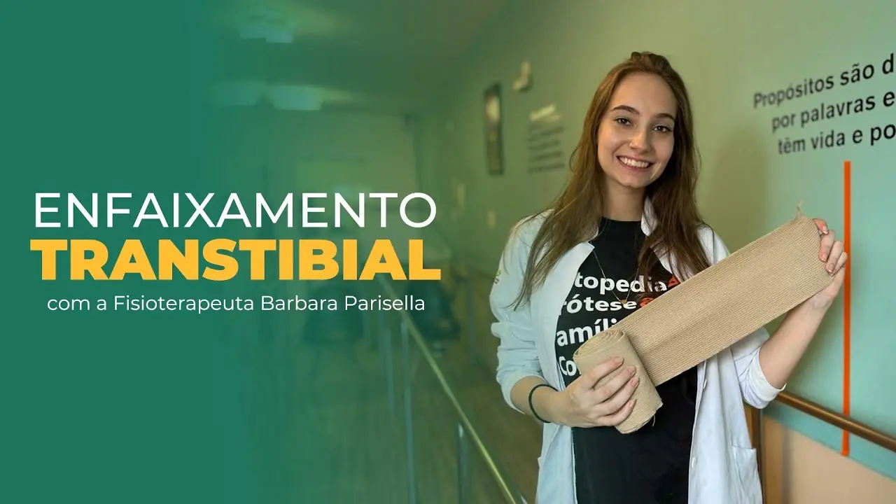 Fisioterapeuta mostrando a faixa para enfaixamento transtibial