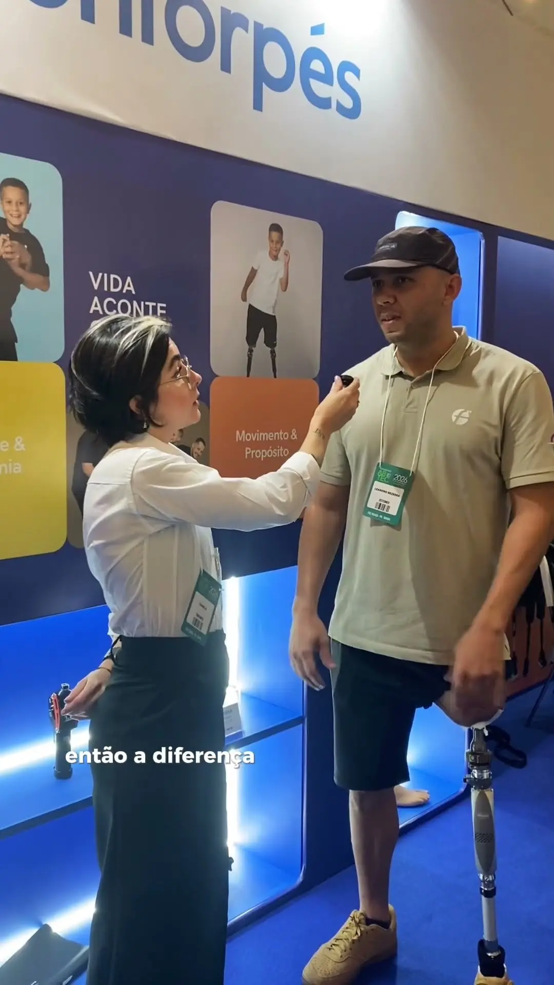 Leandro caminhando com a prótese num estande
