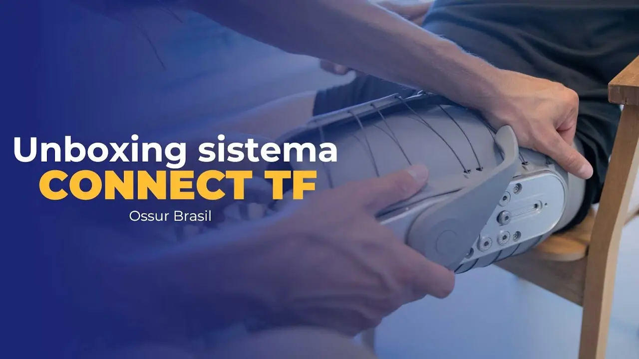 Mãos abrindo a caixa do sistema Connect TF da Össur